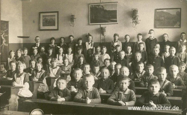 Schuljahrgang 1921/22 im ehem. Schulgebäude