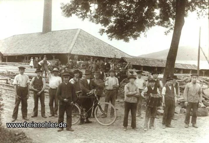 Die Aufnahme aus dem Jahr 1927 zeigt die Beschäftigten der Ziegelei Caspar und Heinrich Rocholl. Viele Beschäftigte kamen aus dem Raum Lippetal. Stolz zeigt ein Mitarbeiter sein zur damaligen Zeit modernes Fahrrad mit Luftbereifung. Im Hintergrund auf der Pferdekutsche sitzt mit Hut der damalige Besitzer Caspar Rocholl. Neben dem Ziegeleibetrieb betrieben Caspar und Heinrich Rocholl auch noch ein Bauunternehmen und eine Zimmerei..