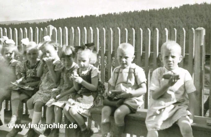 Frühstück hinter dem alten Kindergarten (Kinderbewahrschule). Von links: ?, Gertrudis Neise, Brunhilde Ulrich (geb. Dirkes). Inge Hesse (geb. Becker), Resi Hobein (geb. Klute), Ernst Geißler (Gärtnerei), Bernhard Assmann