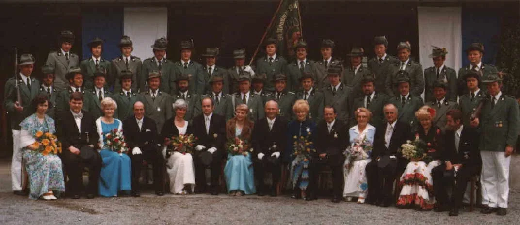 1. Schützenkompanie mit Königspaaren