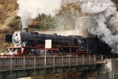 1871 fuhr die erste Eisenbahn von Arnsberg nach Freienohl. Das Foto aus den 1970er Jahren zeigt eine Dampflok die den Freienohler Tunnel verlässt