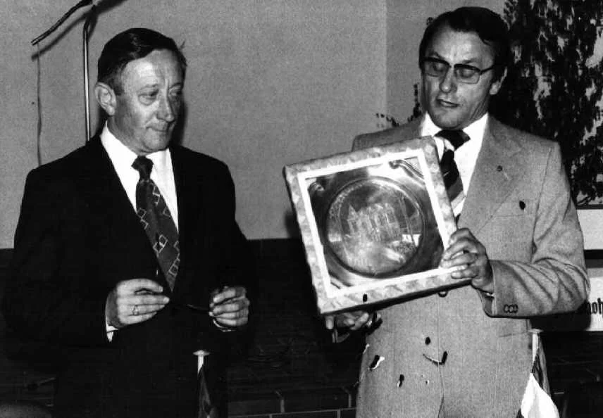 Bürgermeister Jean Gishlain und Bürgermeister Franz Stahlmecke beim Tausch von Gastgeschenken