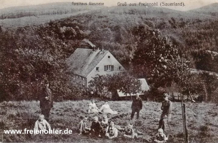 Das Forsthaus Giesmecke wurde aus Richtung Nord/West aufgenommen. Am rechten Rand der Bildmitte sieht man die Giesmecker Straße. Im Hintergrund ist der damals wildreiche Staatsforst zu sehen. Die Aufnahme, die zwischen 1900 und 1915 entstand, wurde mir als Reprofotographie freundlicherweise von Friedel Bräutigam zur Verfügung gestellt.