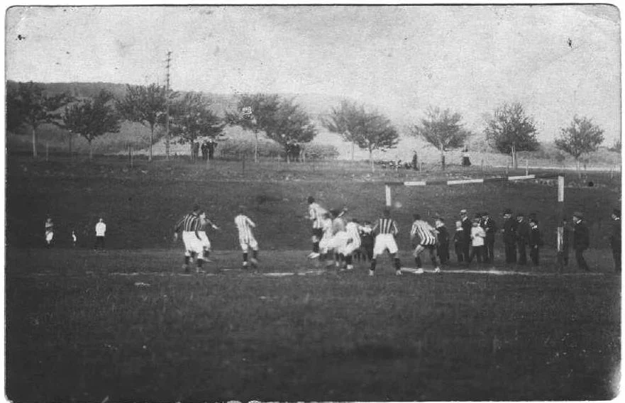 Fußballmeisterschaftspiel auf dem Fußballplatz bei Bockum
