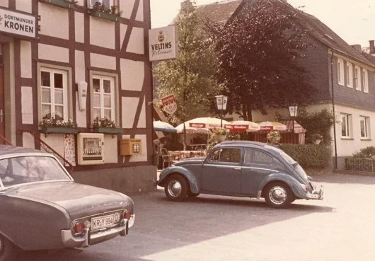 Der Gasthof "Zur Post" in den 70er Jahren mit seinem Biergarten