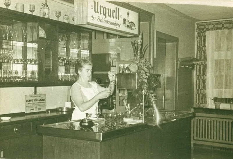 Auf dem Foto zapft die damalige Wirtin Gerta Kellermann, geb. Hellnerus ein frisches Veltins für Ihre Gäste.