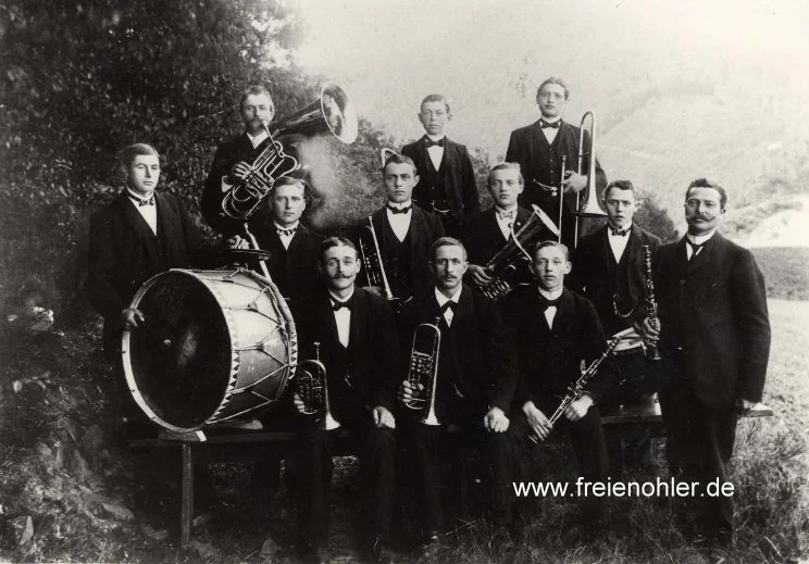 Die Gründerkapelle des Musikvereins Freienohl 1897 e.V. Hinten: Theodor Geißler, Paul Düring, Anton Hömberg Mitte: Otto Kloke, Rich. Pöttgen, Heinrich Zacharias, Georg Zacharias, Arnold Altenwerth Vorne: Adolf Göckeler, Josef Geißler, Ernst Noeke, Joh. Koßmann