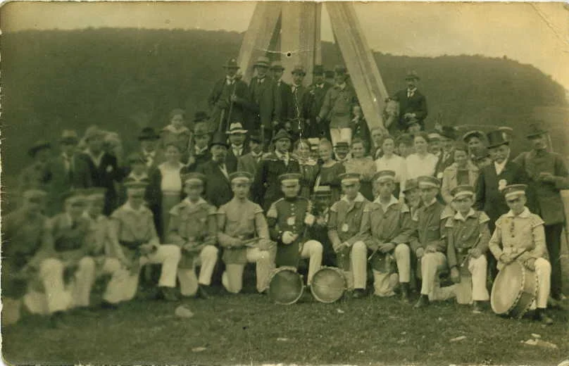 Gruppe mit Spielmannszug