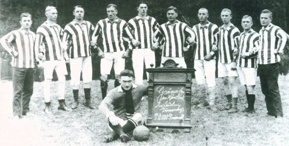 Freienohler Handballmannschaft vor dem 2. Weltkrieg Stehend von links: Josef Beckmann, Emil Kuhle, Alwis Klute, August Schwefer, Franz Neise, Jupp Staudinger, Franz Köster, Josef Schnapp, August Stemmer, Willi Schwefer ' Sitzend: Kaspar Kückenhoff