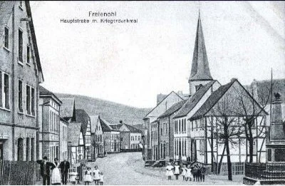 Hauptstraße mit Kriegerdenkmal