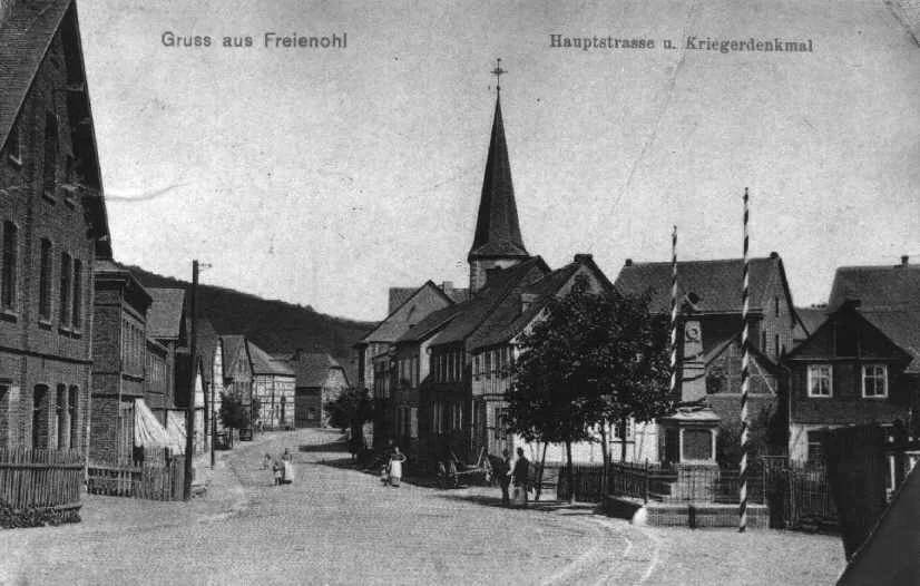 Hauptstraße mit Kriegerdenkmal um 1900
