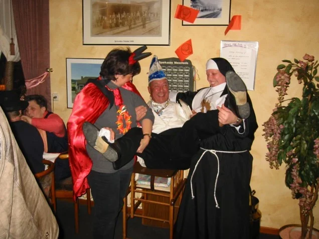 Die Freienohler Frauen zeigen in der Gaststätte "Zum alten Bahnhof" wer am Weiberfastnacht das "Sagen" hat.