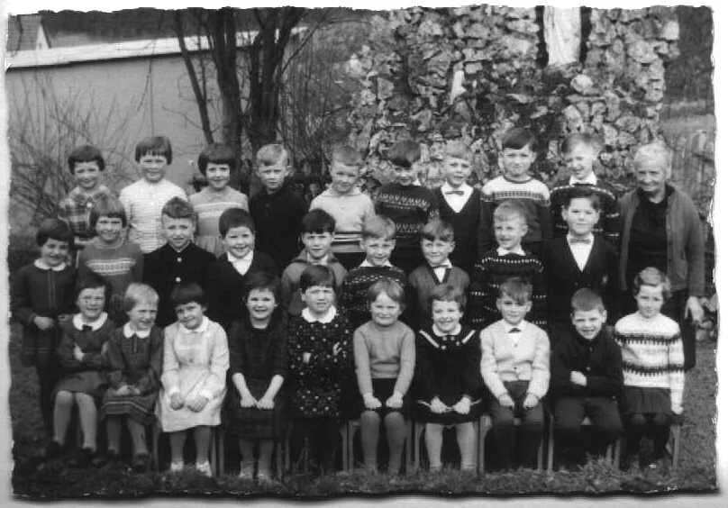 Kindergartengruppe 1963 mit Tante Olga
