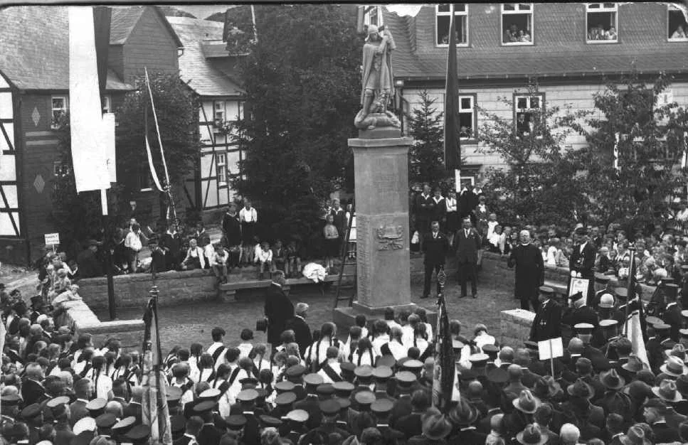 Einweihung des Ehrenmals für die Gefallenen der Kriege 1914/18 am 25.08.1929.