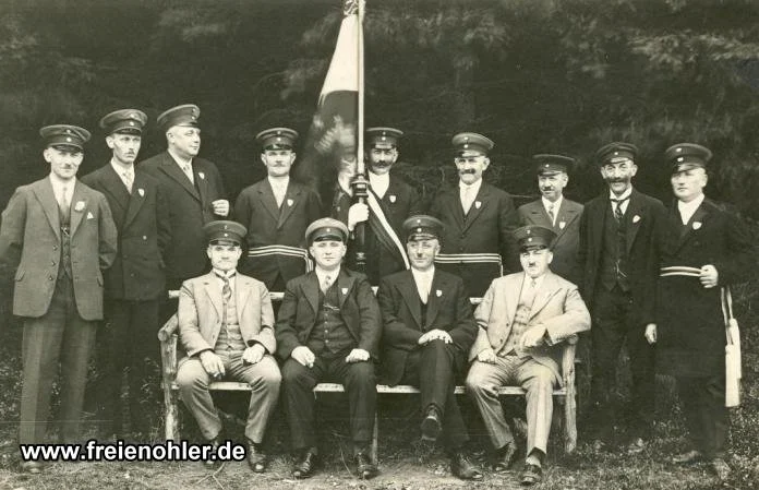 Kriegerverein - obere Reihe von links: Franz Korte, Fritz Bräutigam, Karl Hachmann, ?, Lörwald, Peter Lübke, Josef Zacharias, Hermann Storm, Eigemeier, Wilhelm Hömberg. Vordere Reihe: ?. Wilhelm Geißler, Paul Schröer, Fritz Geißler