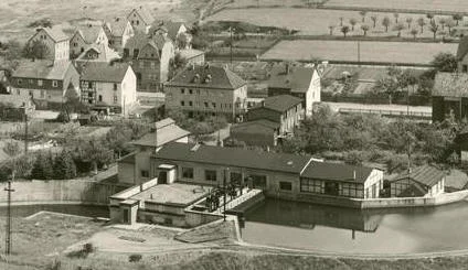 Am 17.06.1907 erhielt die Gemeinde Freienohl die Konzession zum Bau einer Stauanlage in der Ruhr, um das Gefälle für eine Wasserkraftanlage nutzen zu können.