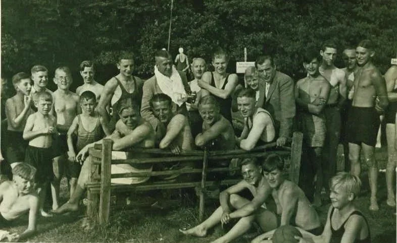 FC Schalke 04 nach dem Gewinn der 1. Meisterschaft 1934 u.a. mit Fritz Szepan, Ernst Kuzorra, Otto Tibulski, Kalwitki, Badorek, Valentin, Bornemann, Pörtgen, Rothardt und Gellesch und dem Erfolgstrainer "Bumbas" Schmidt im Freienohler Strandbad.