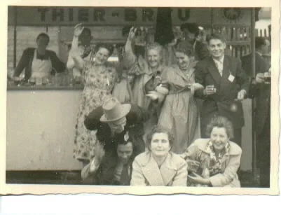 Personengruppe vor dem Biertempel mit Thier - Bräu stehend v.l.n.r.: Änne Beule, ?, Staudinger, Willi Knobloch beugende Person: Josef Beule kniende Reihe v.l.n.r.: ?, ?, Elisabeth Knobloch