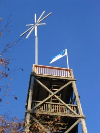 Zur Adventszeit erleuchtet vom Küppelturm ein Stern
