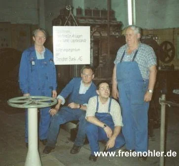 Der letzte Arbeitstag. v.l.n.r.: Antonius Kordel, Hubert Bräutigam, Ralf Mieth und Willi Zillmer. Im Hintergrund hängt ein Schild mit folgender Aufschrift: Maschinen, maschinelle Anlagen und sämtl. Lagerbestände sind Sicherungseigentum der Dresdener Bank AG