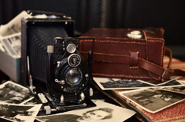 Alte Kamera auf einem Tisch mit Photos