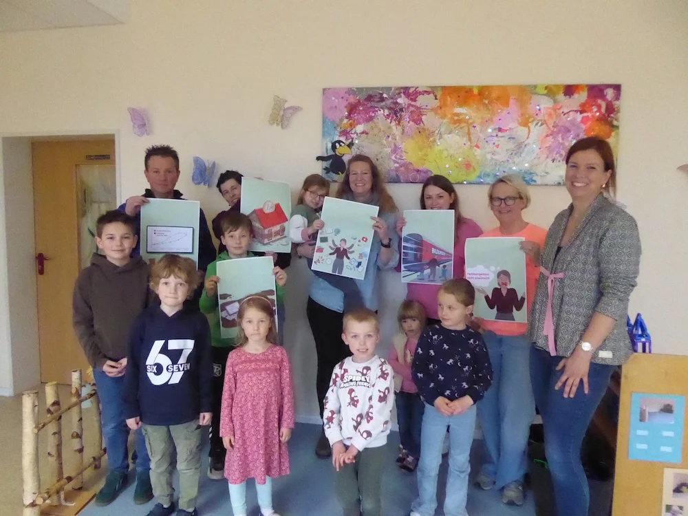 Die Mitarbeitenden und Eltern des Familienzentrums St. Nikolaus, kamen der Beteiligungseinladung jüngst nach. Ausgestattet mit Plakaten und begleitenden informierenden Texten zeigten sie, dass ihnen der Gesetzentwurf Sorgen bereitet.
