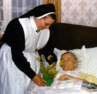 Als Dank erhält Sr. Marialdis von Ihrer Patientin eine Blume geschenkt