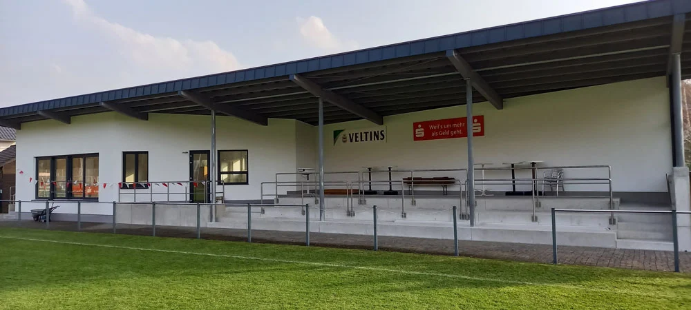 TuRa Freienohl weiht neue Tribüne ein